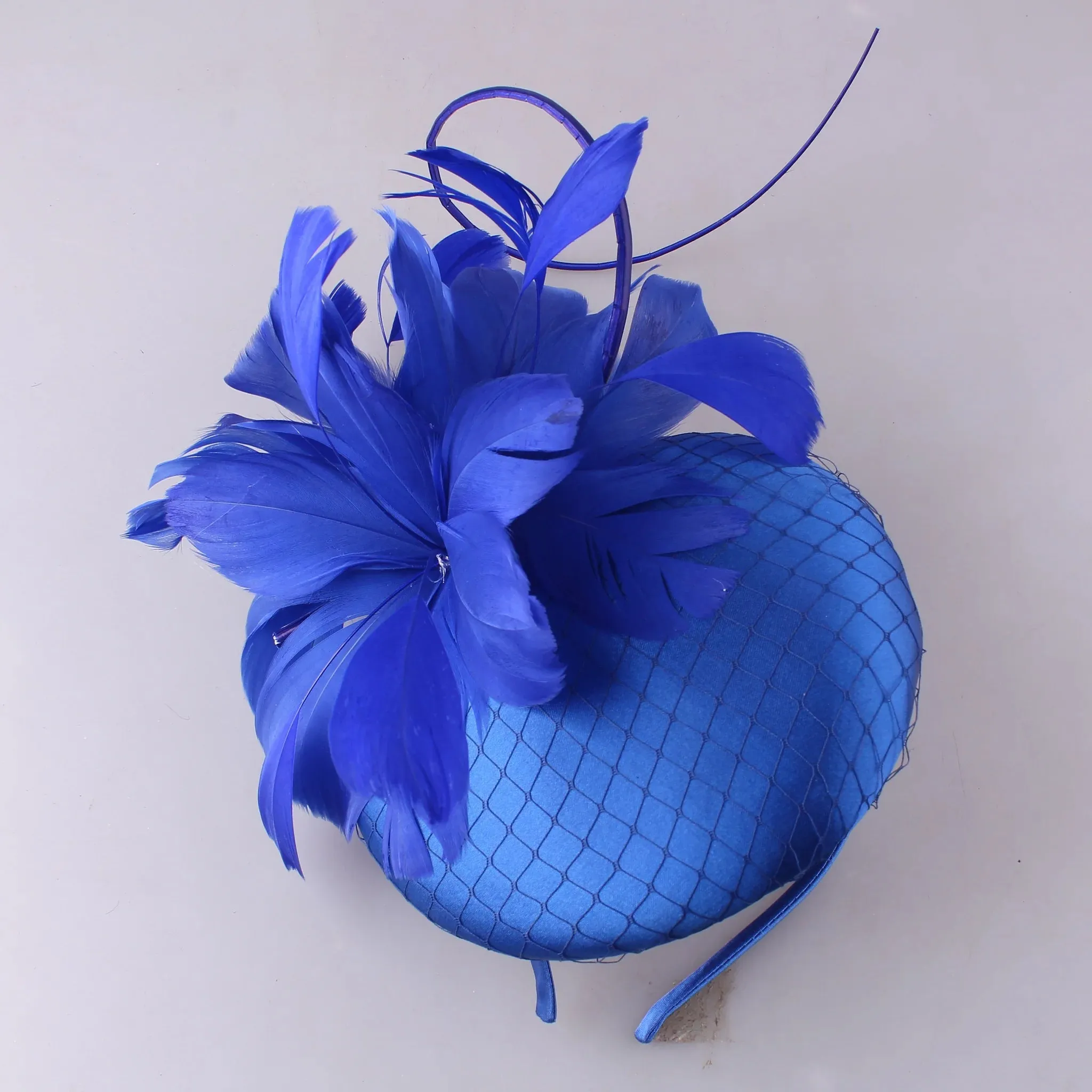 Pillbox style fascinator with feather and spike detail on band D04